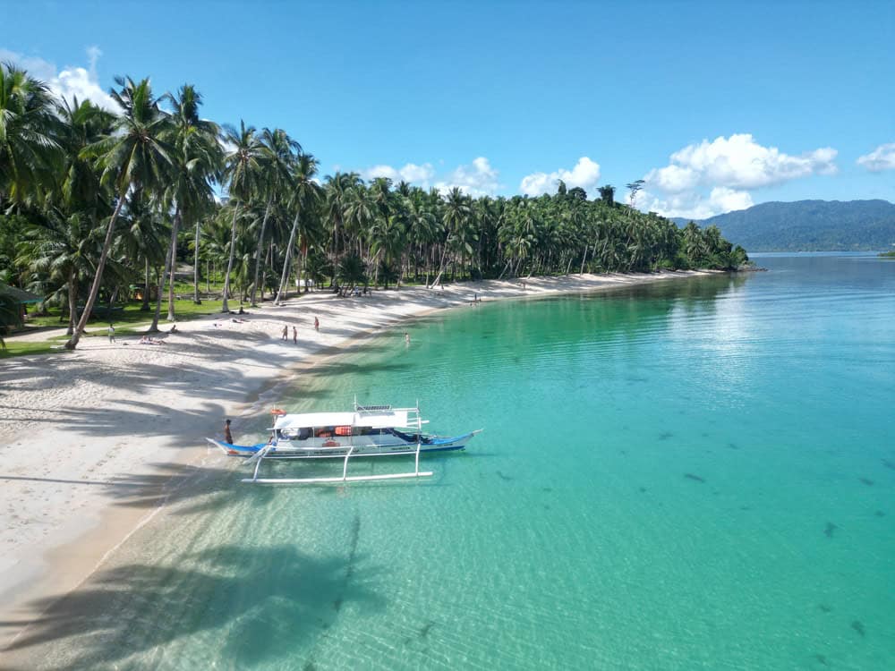 White Beach, una de las mejores playas que ver en Palawan
