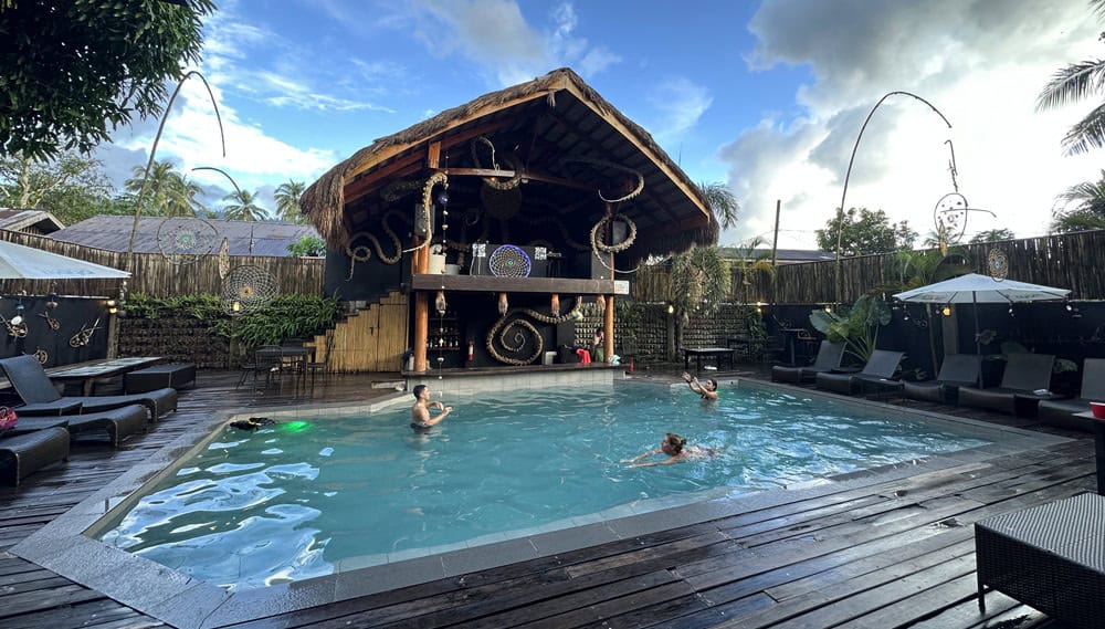 FLOW pool bar Port Barton