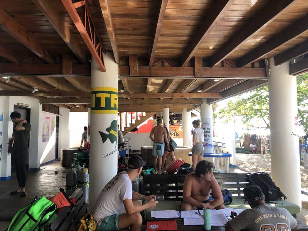 escuela de buceo en Malapascua en la playa