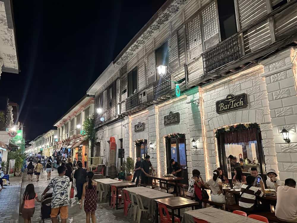 Crisologo Street por la noche